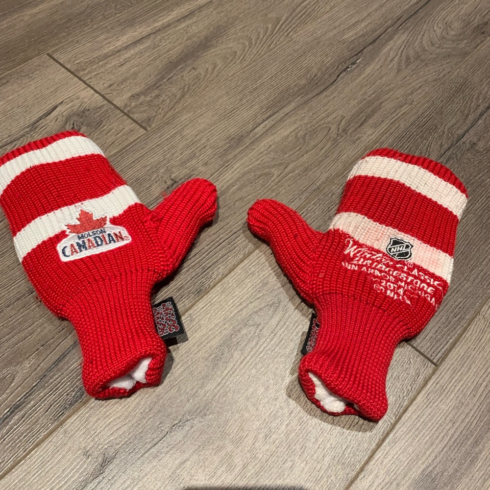 Hockey sockey mittens. Winter classic 2014 edition. GUC. ❄️